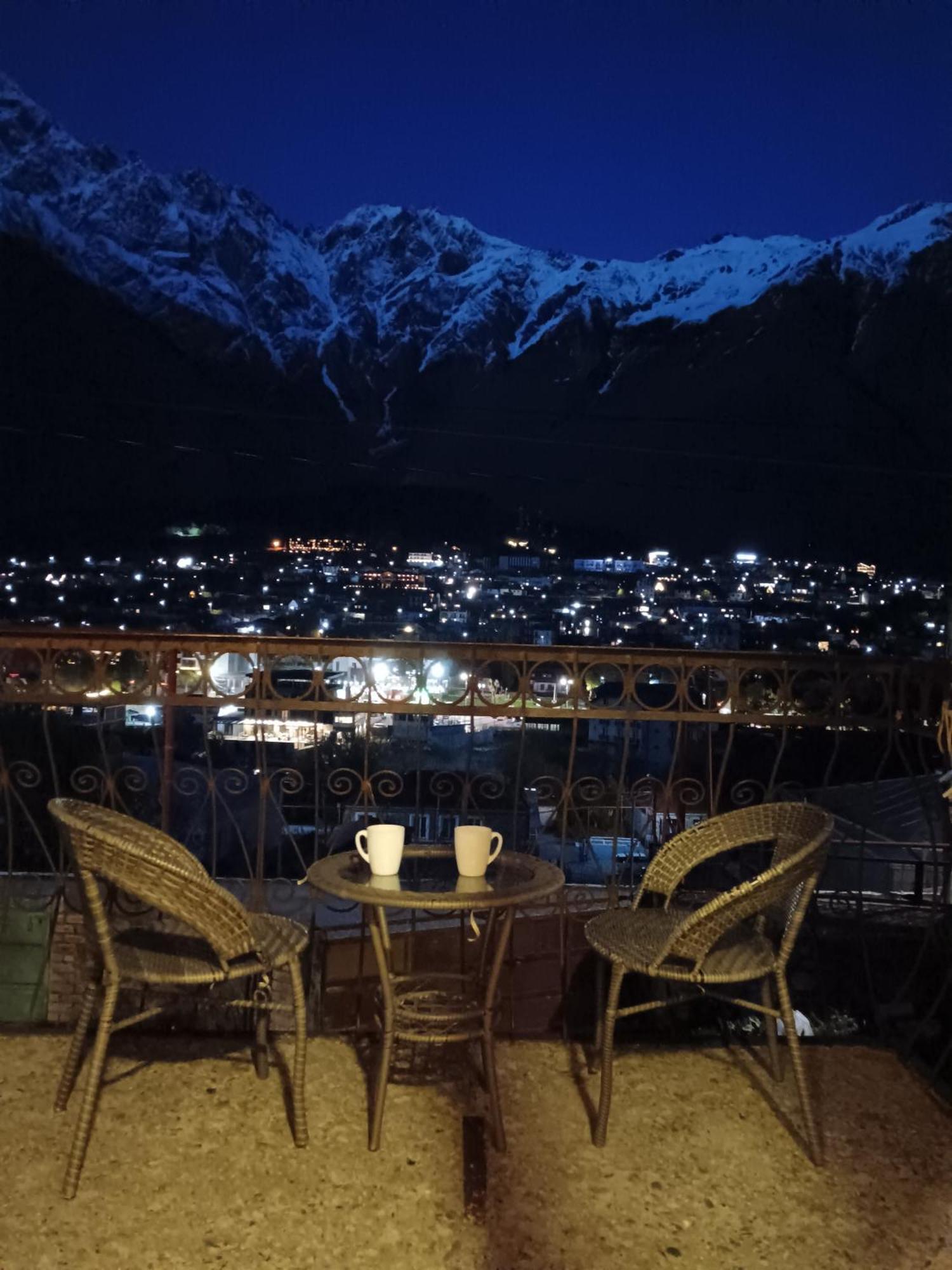 Belas guesthouse Kazbegi Eksteriør billede