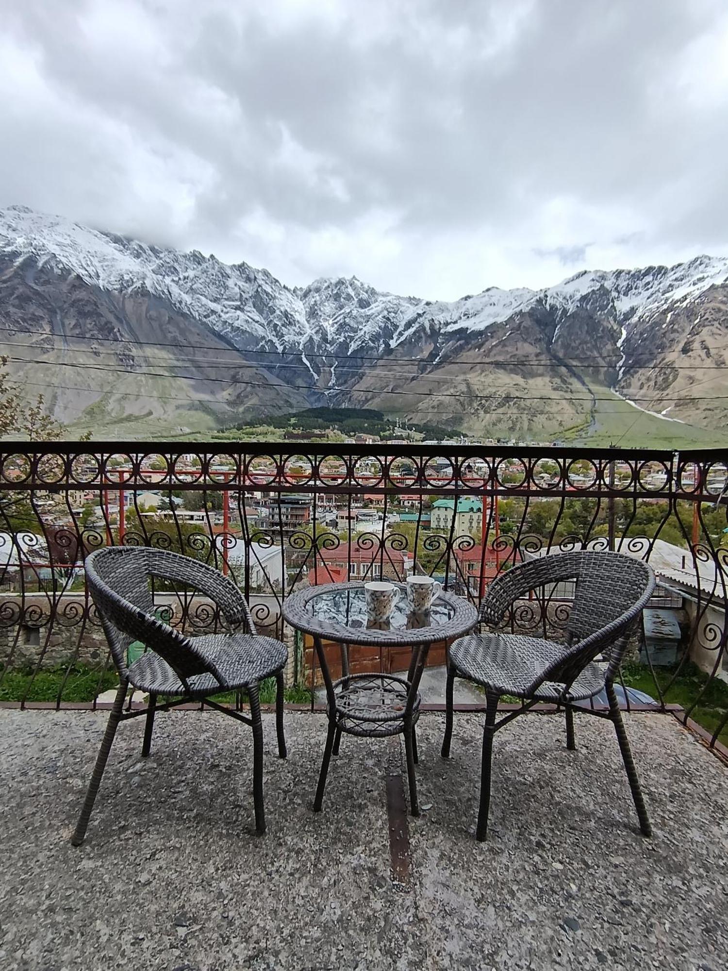 Belas guesthouse Kazbegi Eksteriør billede